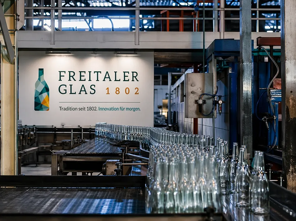 Ein modernes Foto der Freitaler Glas 1802 GmbH, das die fortschrittlichen Produktionsanlagen und die kontinuierliche Entwicklung des Unternehmens zeigt.